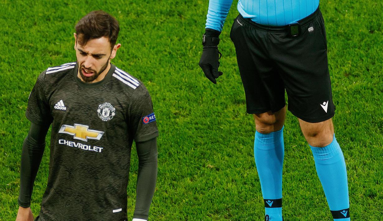 Gelandang Manchester United, Bruno Fernandes, tampak lesu saat melawan RB Leipzig pada laga Liga Champions di Red Bull Arena, Rabu (9/12/2020). MU takluk dengan skor 3-2. (Odd ANDERSEN / various sources / AFP)