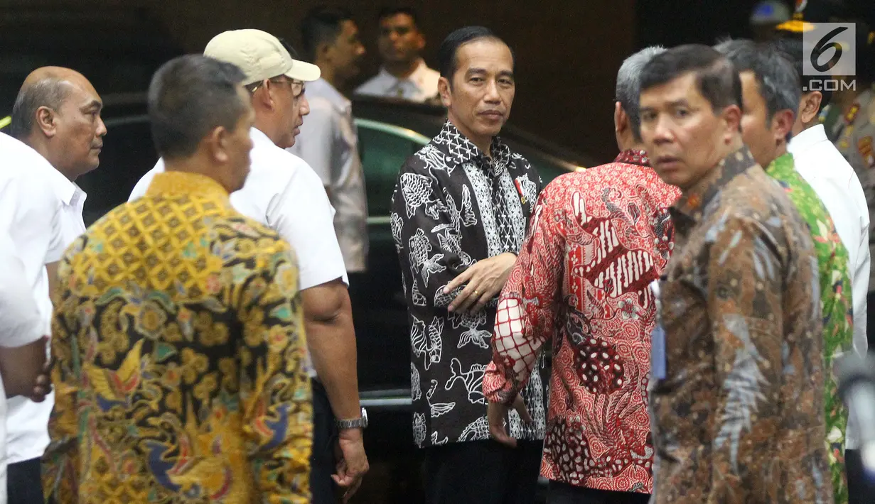 Presiden Jokowi usai memberi keterangan pers jatuhnya pesawat Lion Air JT 610 di Crisis Center Gedung VIP Bandara Soekarno-Hatta, Tangerang, Senin (29/10). Jokowi memerintahkan kepada jajaran untuk terus mencari korban. (Liputan6.com/Fery Pradolo).