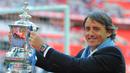 Roberto Mancini. Memiliki durasi yang sama dengan Sven Goran Eriksson di Lazio yaitu selama 3 musim, mulai 1997/1998 hingga 1999/2000. Sebagai manajer telah menangani 6 klub, Fiorentina, Lazio, Inter Milan, Manchester City, Galatasaray dan Zenit serta Timnas Italia. (AFP/Andrew Yates)