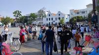 Kota Tua Jakarta masih menjadi tempat wisata favorit warga untuk mengisi waktu libur cuti bersama Kenaikan Yesus Kristus. (Liputan6.com/Farrel Bima Haryomukti)