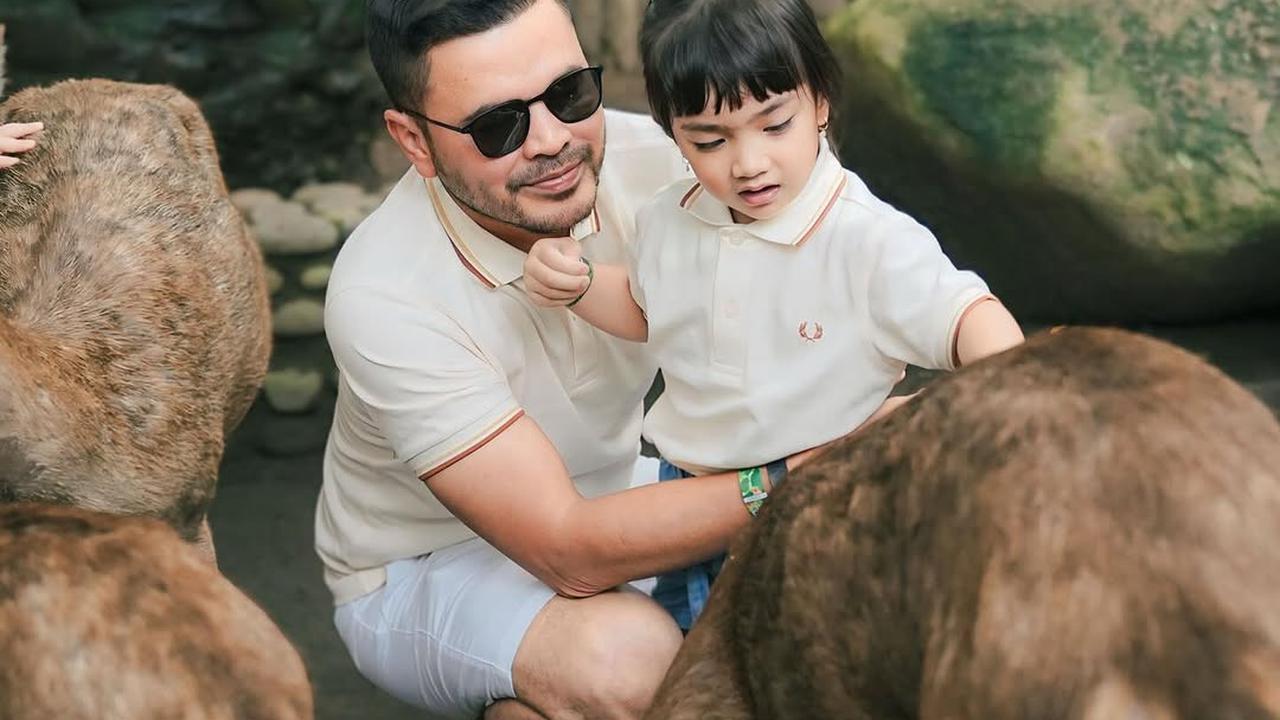 Potret Irish Bella dan Haldy Sabri Ajak Anak Liburan di Bali, Seru Interaksi dengan Hewan di Kebun Binatang