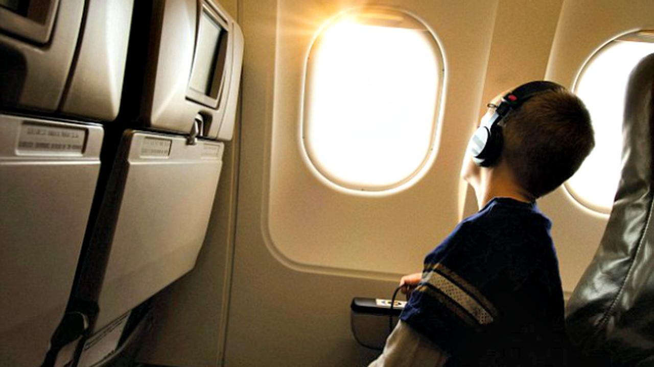 Ilustrasi jendela pesawat terbang