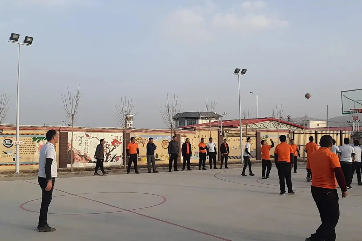 Para "siswa" bermain basket di pusat pelatihan vokasional di Atush, Prefektur Otonomi Kizilsu Kirgiz, Wilayah Otonomi Xinjiang-Uighur (XUAR) (Rizki Akbar Hasan / Liputan6.com)