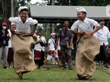 Sejumlah pelajar dari Sekolah Dasar di Desa Penglipuran mengikuti perlombaan usai mengikuti upacara peringatan detik-detik Proklamasi di halaman Tugu Pahlawan Banjar Penglipuran, Kabupaten Bangli, Bali, Kamis (17/8/2023). (Liputan6.com/Helmi Fithriansyah)