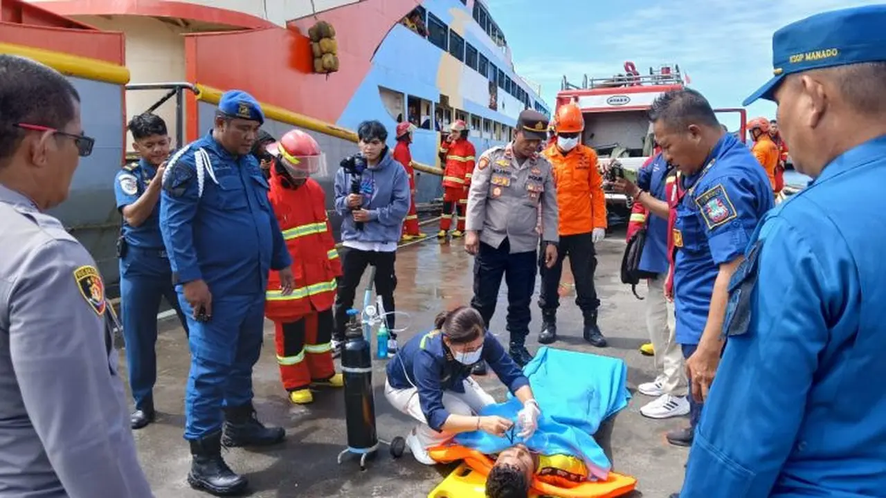 Polsek Kawasan Pelabuhan Manado bersama sejumlah instansi terkait menggelar latihan bersama simulasi keadaan darurat kebakaran kapal di kawasan pelabuhan pada, Senin (9/12/2024).