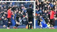 Momen gol Everton ke gawang MU dianulir VAR. (Paul ELLIS / AFP)