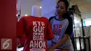 Warga menunjukan baju yang bertuliskan "KTP GUE UDAH UNTUK AHOK" saat memberikan dukungan di salah satu Mal, Jakarta, (25/7/2015). Teman Ahok mengumpulkan satu juta KTP warga Jakarta agar Ahok bisa maju pada Pilkada DKI 2017. (Liputan6.com/Johan Tallo)