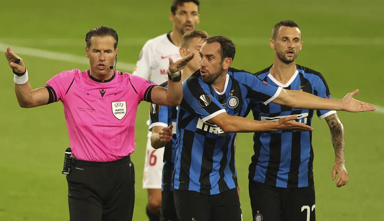 Partai terakhir yang melibatkan klub Italia adalah saat ia memimpin laga final Liga Europa 2019/2020 antara Inter Milan kontra Sevilla, 21 Agustus 2020. Inter Milan gagal merebut trofi usai kalah 2-3 dari Sevilla. (Foto: AFP/Friedemann Vogel/Pool)