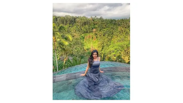 Berendam di Kolam Renang dengan Gaun Abu-Abu