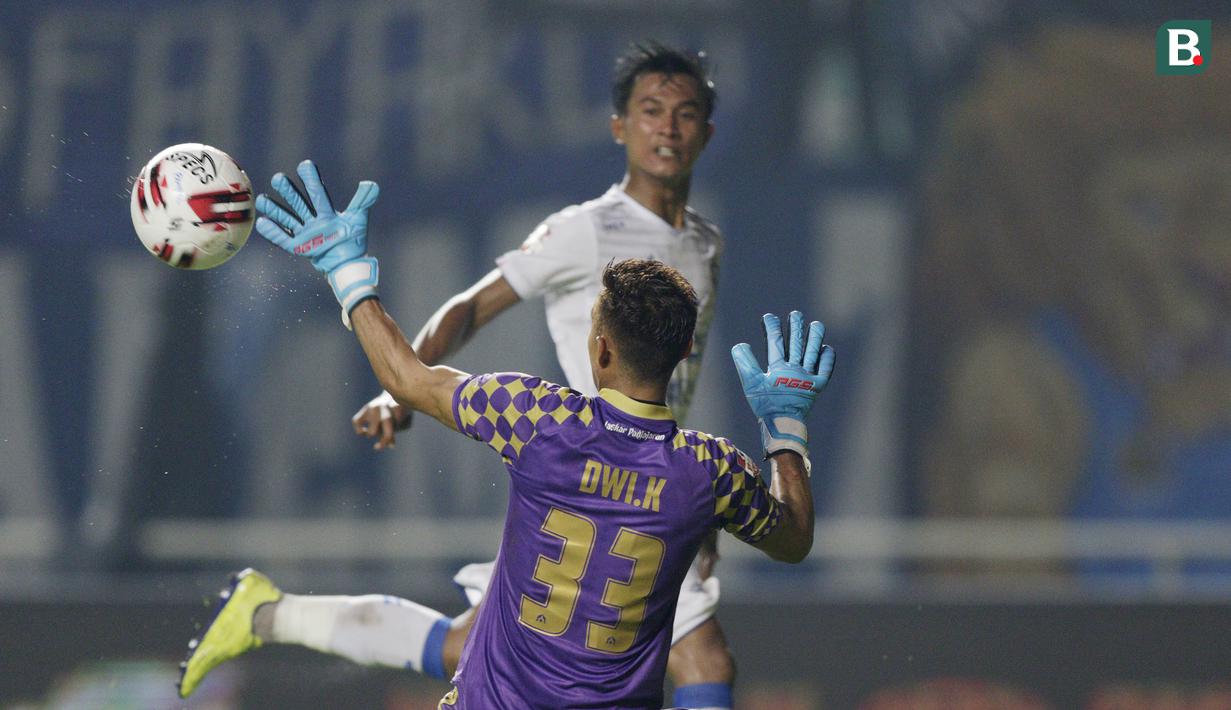Kiper Tira Persikabo, Dwi Kuswanto, berusaha menghalau bola tendangan pemain Arema FC, Johan Alfarizie, pada laga Shopee Liga 1 di Stadion Pakansari, Bogor, Senin, (2/3/2020). Tira Persikabo takluk 0-2 dari Arema FC. (Bola.com/M Iqbal Ichsan)