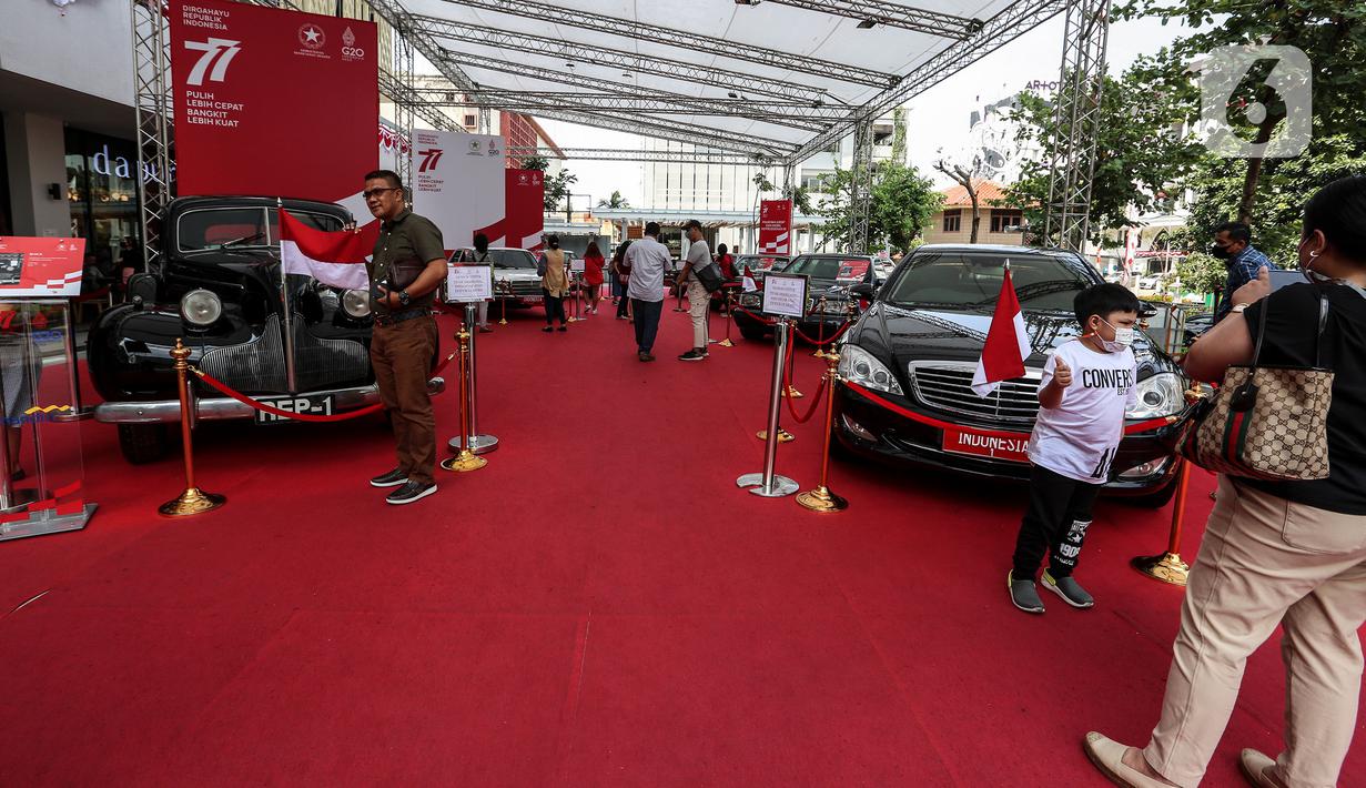 Pengunjung melihat Pameran Mobil Kepresidenan yang digelar oleh Kementerian Sekretariat Negara (Kemensetneg) di Gedung Sarinah, Jakarta Pusat, Kamis (18/8/2022). Pameran dalam rangka Hari Ulang Tahun ke-77 Kemerdekaan Republik Indonesia ini digelar hingga 22 Agustus mendatang dan memamerkan mobil kepresidenan dari Era Presiden Soekarno hingga Presiden Joko Widodo. (Liputan6.com/Johan Tallo)