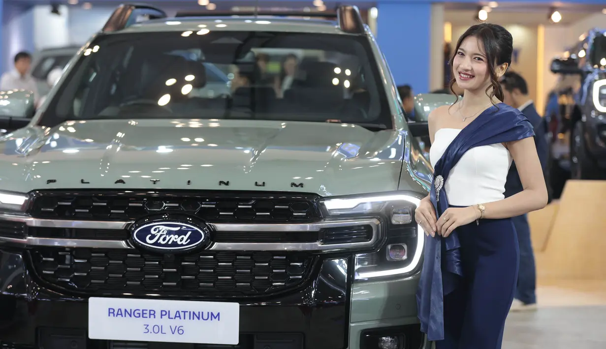 Sales Promotion Girl (SPG) berdiri dekat mobil baru yang dipamerkan dalam pameran otomotif Gaikindo Indonesia International Auto Show (GIIAS) 2026 di Indonesia Convention Exhibition (ICE), Tangerang, Banten, 30 Juli 2026. (KLY/ Budy Santoso)