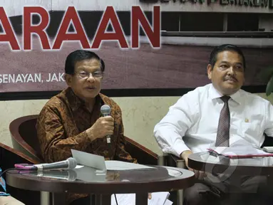  DPD gelar konferensi pers terkait rencana pengajuan 'Hak Bertanya' anggota DPD terhadap penentuan harga BBM di Gedung DPD RI Jakarta, Selasa (3/2/2015).(Liputan6.com/Andrian M Tunay)