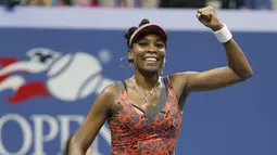 Petenis Amerika Serikat, Venus Williams, melakukan selebrasi usai mengalahkan petenis Ceko, Petra Kvitova, pada turnamen AS Terbuka di New York, Rabu (6/9/2017). Venus Williams menang 6-3, 3-6, 7-6 (7-2) atas Petra Kvitova. (AP/Kathy Willens)