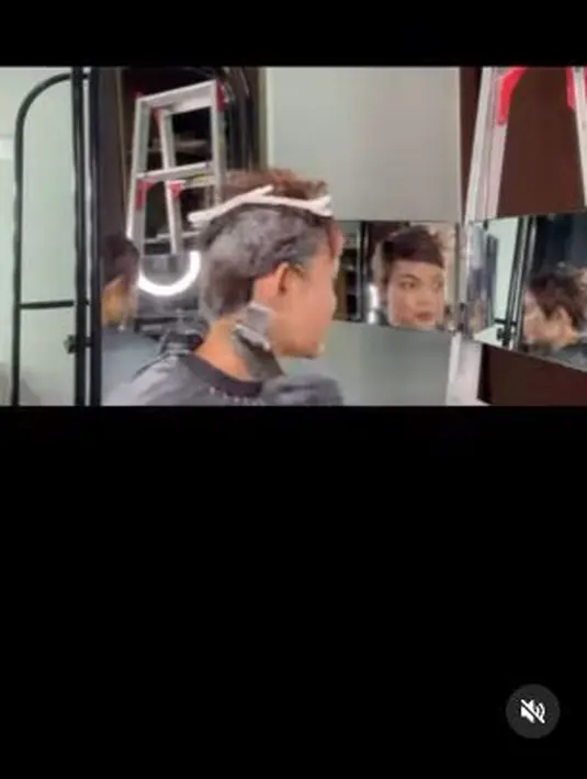 Lagi-lagi Rina Nose hanya mengandalkan kaca untuk bisa melihat apakah cat rambut yang tengah dilakukannya itu sudah rata seperti keinginannya atau belum. (Foto: Instagram/@rinanose16)