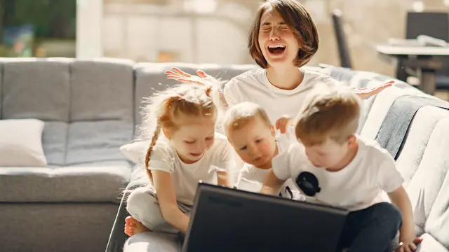 Hobi Menyalahkan dan Mempermalukan Anak Didepan Umum