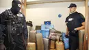 Sejumlah petugas di depan ruang penyimpanan ganja yang disita, Paris, Perancis, Senin (18/10/2015). Dalam dua tahun terakhir Perancis mengalami peningkatan peredaran obat - obatan terlarang. (REUTERS/Jacky Naegelen)