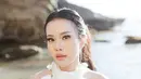 Gaun tersebut memiliki ekor panjang yang mengalir di atas pasir pantai, menciptakan ilusi ethereal yang membuatnya tampak seperti sosok anggun dari negeri dongeng. [@jessicajane].
