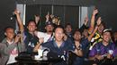 Para penggemar Tottenham Hotspur bersorak saat tim kesayangannya mencetak gol ke gawang Arsenal dalam acara nonton bareng Roaring Night Liga Inggris 2023/2024 di Treehaus Kemang, Minggu (28/4/2024) malam WIB yang digelar komunitas penggemar Tottenham Hotspur, IndoSpurs Jakarta. (Bola.com/Abdul Aziz)
