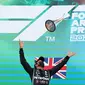 Pembalap Mercedes, Lewis Hamilton, menjuarai balapan MotoGP Spanyol di Sirkuit Catalunya, Minggu (16/8/2020). (AFP/Albert Gea)