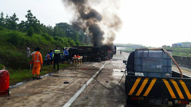 Mobil yang terbakar akibat kecelakaan di Tol Madiun-Nganjuk KM 631 pada Kamis, 3 Desember 2020 (Foto: Dok Istimewa)
