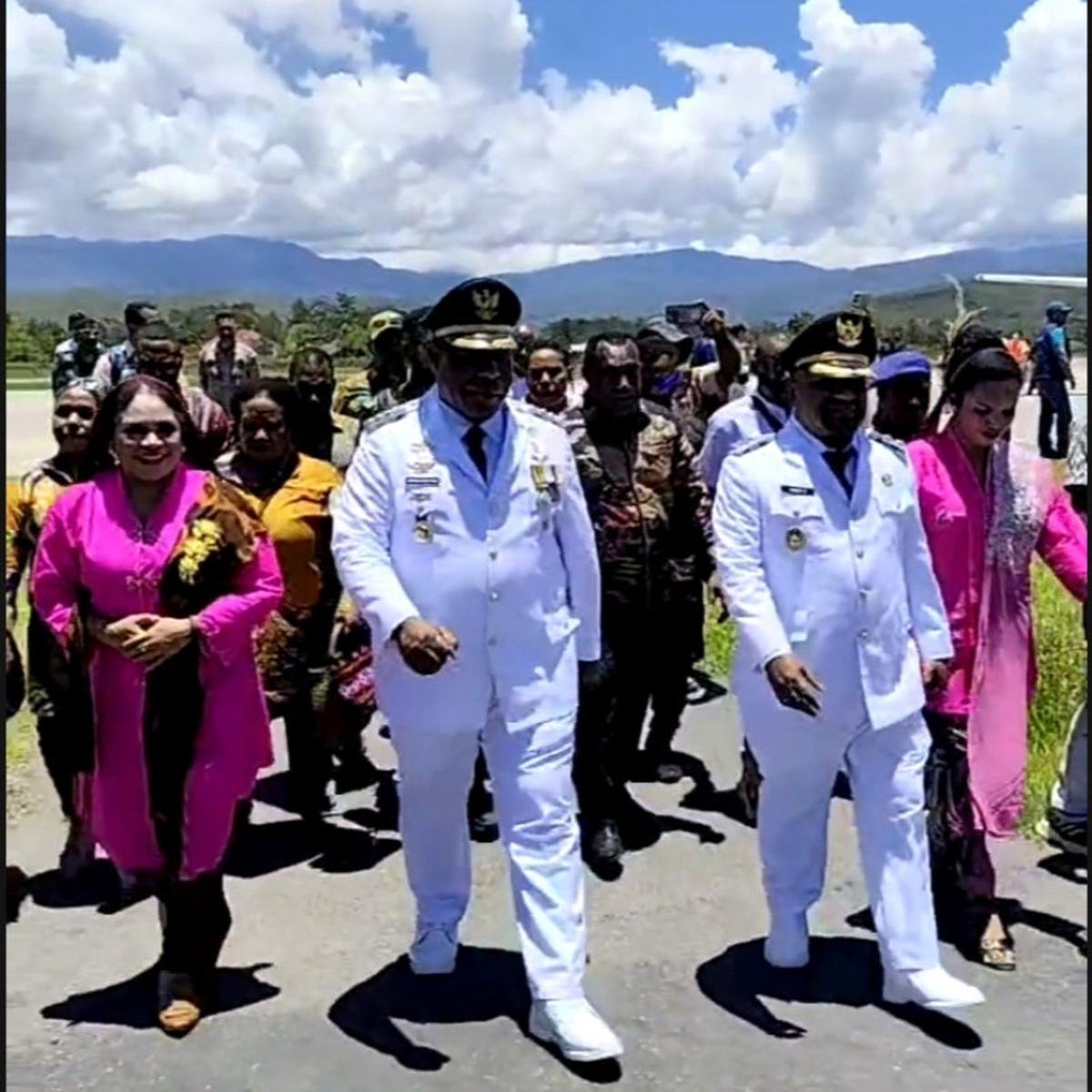 bupati jayawijaya mantan pilot prabowo