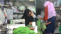 Aktivitas sebuah usaha konveksi milik Enca saat menyelesaikan produksi baju di Desa Curug, Bogor, Jawa Barat, Kamis (4/3/2021). Awal pandemi covid-19, bisnis konveksi terbantu dengan pemesan pakaian APD dan masker yang selanjutnya berkembang dengan penjualan melalui daring. (merdeka.com/Arie Basuki)