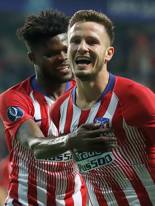 Gelandang Atletico Madrid, Saul Niguez berselebrasi usai mencetak gol ke gawang Real Madrid pada final Piala Super Eropa di Lillekula Stadium di Tallinn, Estonia, (15/8). Real Madrid kalah 4-2 atas Atletico. (AP Photo/Pavel Golovkin)
