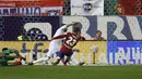 Pemain Atletico Madrid Luciano Vietto mencetak gol dalam lanjutan liga Spanyol di Vicente Calderon stadium in Madrid, Senin (05/10/2015). Atletico vs Madrid seri 1-1.(REUTERS/Sergio Perez)