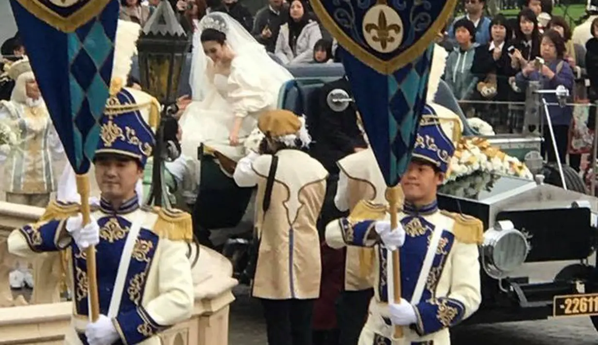 Sandra Dewi dan Harvey Moeis telah melangsungkan pemberkatan di Gereja Katedral, Jakarta, pada Selasa (8/11) lalu. Selanjutnya, mereka kembali menggelar pesta resepsi di Disneyland, Jepang, sebagai perwujudan mimpi Sandra Dewi. (Facebook/Ary Bakri)