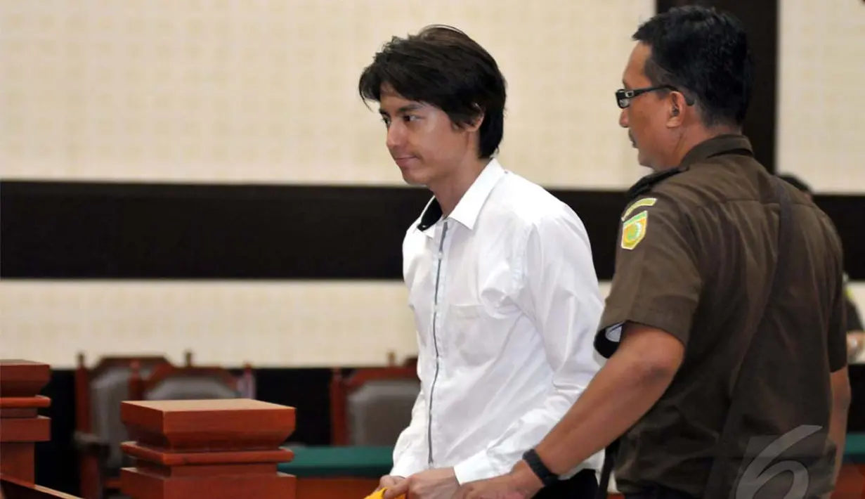 Belum lama berjalan, sidang pun harus ditunda pekan depan. Pasalnya, pihak JPU belum siap membacakan tuntutan kepada mantan kekasih Sheila Marcia itu, Rabu (3/6/2014) (Liputan6.com/Panji Diksana).