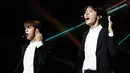 Penampilan boyband K-pop, BTS dalam konser negara persahabatan antara Korea Selatan dan Prancis yang digelar di Paris, Minggu (14/10). Pada penampilan tersebut personel BTS, Jungkook, masih duduk di kursi karena cedera kaki. (YOAN VALAT/POOL/AFP)