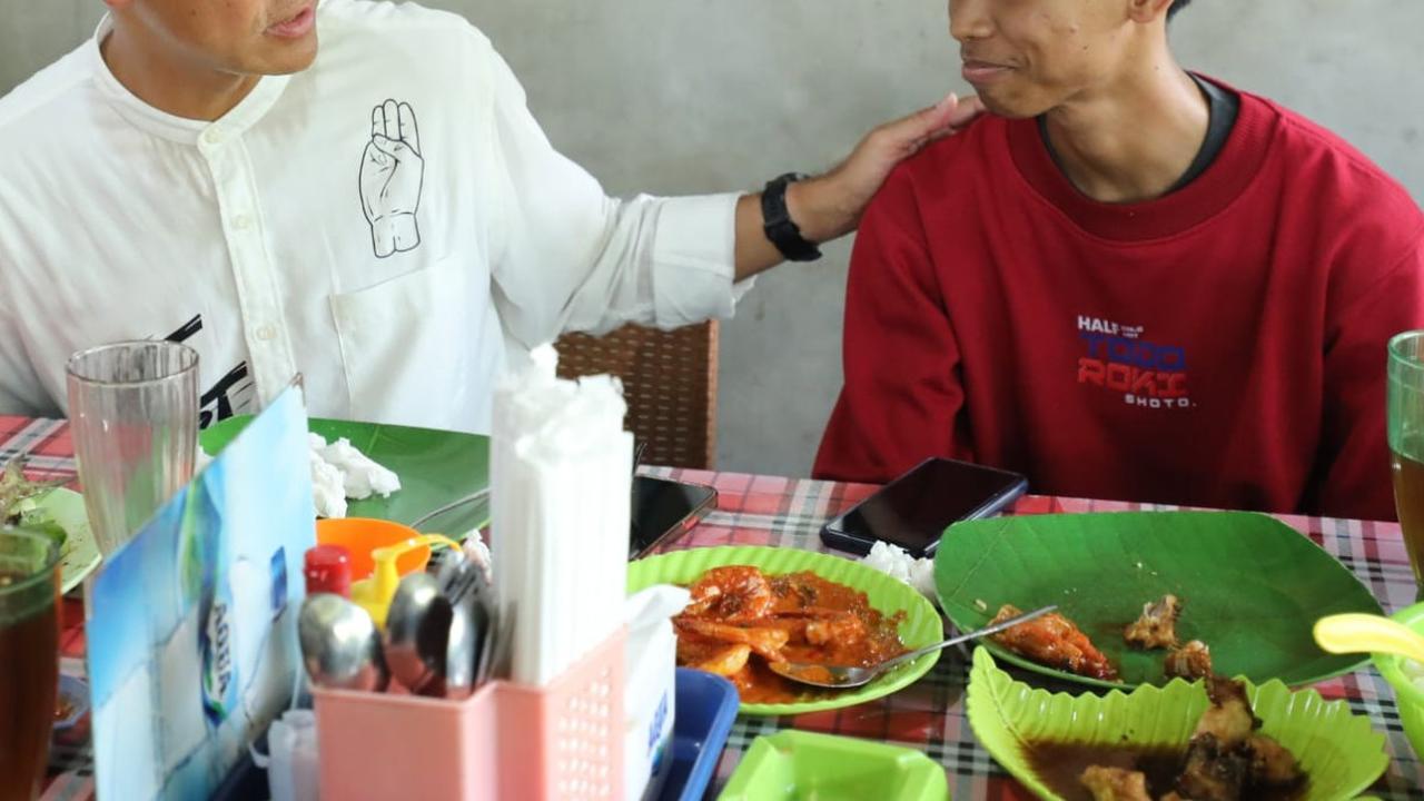 Selain mengajak pendukung Prabowo, Ganjar juga mengajak para ibu-ibu petugas kebersihan atau pahlawan kebersihan yang sedang membersihkan jalan di Kota Balikpapan.&nbsp;