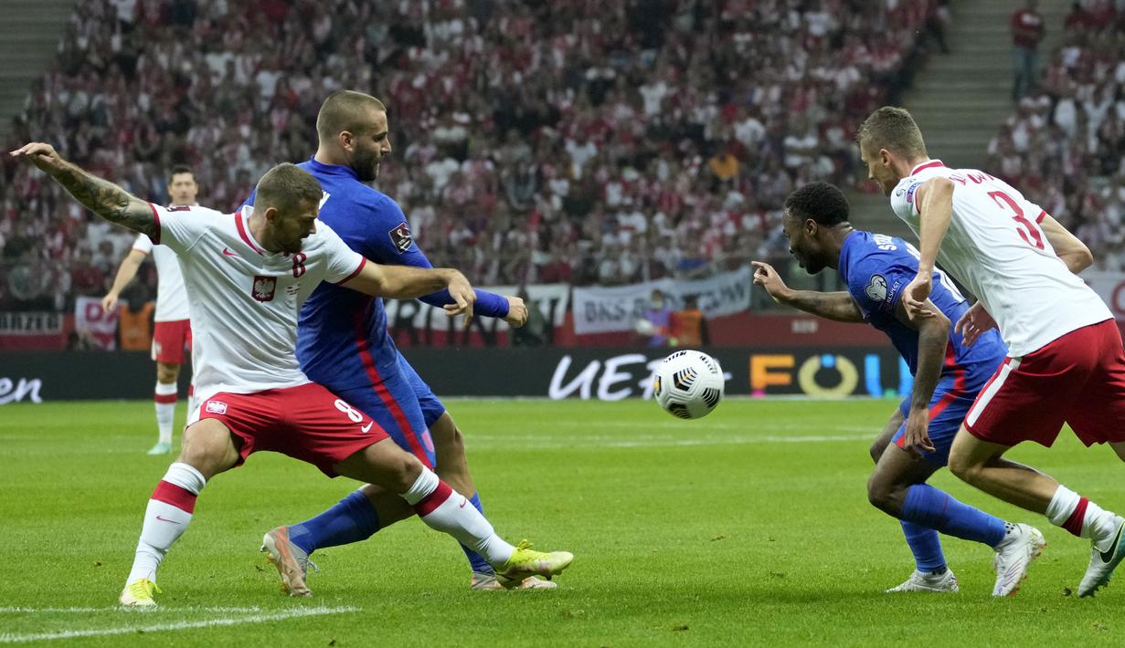 Para pemain Inggris dan Polandia berebut bola saat bertanding pada kualifikasi grup I Piala Dunia 2022 di stadion Narodowy di Warsawa (9/9/2021). Dengan hasil imbang ini Inggris tetap memimpin grup I dengan 16 poin. (AP Photo/Czarek Sokolowski)