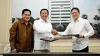 Menpora Imam Nahrawi (tengah) bersalaman dengan Kepala Barekraf Triawan Munaf usai menandatangani MoU revisi Maskot dan Logo Asian Games 2018 di Jakarta, (12/2/2016). Barekraf juga memperkenalkan tema besar Asian Games. (Liputan6.com/Helmi Fithriansyah)