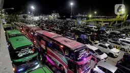 Puncak arus mudik Lebaran 2025 mulai terasa di Pelabuhan Merak, Banten, sejak Kamis malam (27/3) hingga Jumat (28/3/2025) dini hari menjelang waktu sahur. (Liputan6.com/Herman Zakharia)