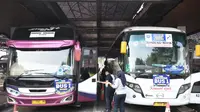 Dua armada bus yang mengangkut pemudik pada Mudik Gratis 2024 yang diselenggarakan Pemda Provinsi Jabar, Jasa Raharja, dan berbagai pihak lain di Terminal Leuwipanjang, Kota Bandung, Sabtu (6/4/2024). (Biro Adpim Jabar)