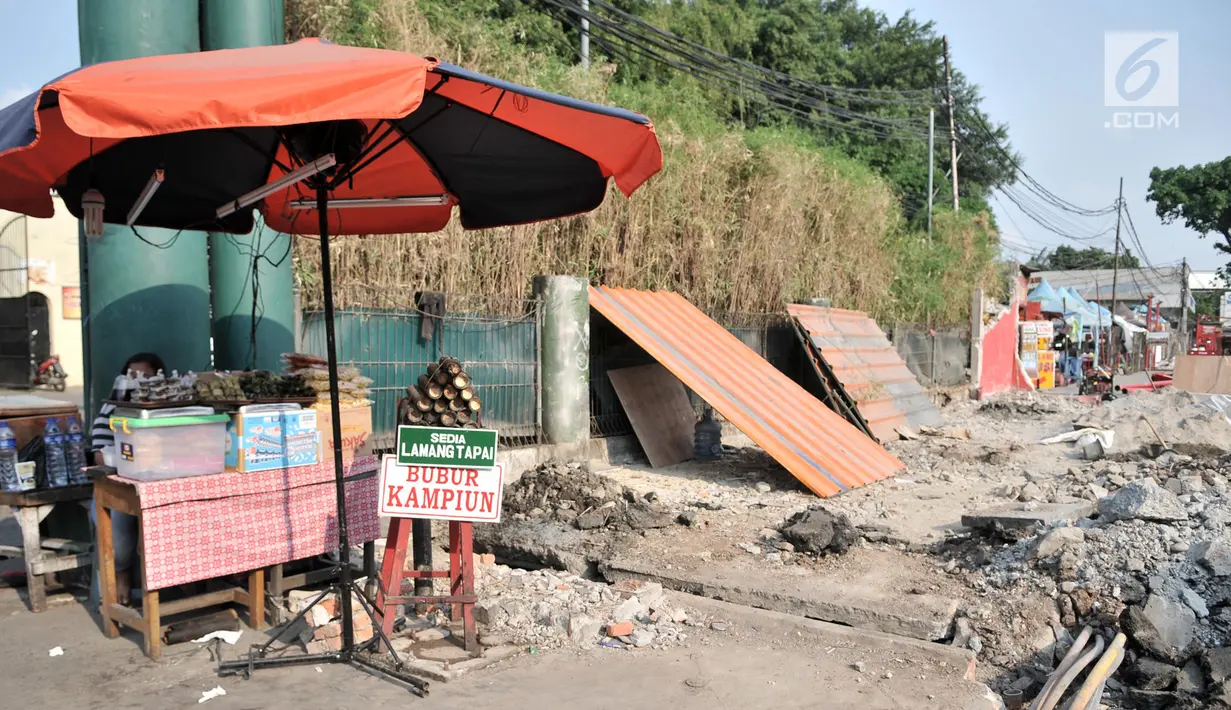 Pedagang lemang dan makanan ringan khas Sumbar berjualan di tengah proyek trotoar Jalan Kramat Raya, Jakarta, Senin (16/9/2019). Para pedagang Nasi Kapau dan makanan ringan khas Sumbar di kawasan tersebut tetap bertahan meski tergusur akibat proyek pelebaran trotoar. (merdeka.com/Iqbal S. Nugroho)