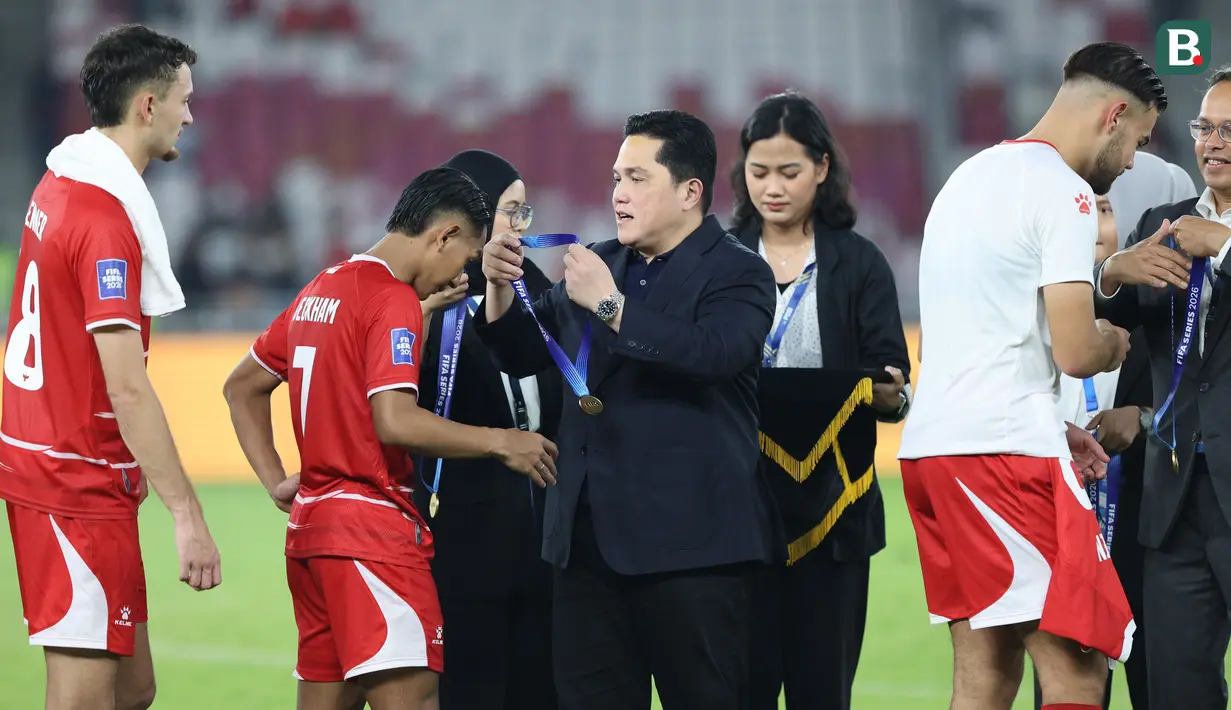 Ketua Umum PSSI, Erick Thohir (tengah kanan) mengalungkan medali runner up untuk pemain Timnas Indonesia, Beckham Putra setelah final FIFA Series 2026 melawan Bulgaria di tadion Utama Gelora Bung Karno, Senayan, Jakarta, Senin (30/03/2026). (Bola.com/M Iqbal Ichsan)