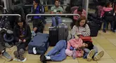 Para pelancong masih terdampar di Bandara Internasional Jorge Chavez di Callao, sebuah provinsi yang berdekatan dengan Lima, karena matinya lampu landasan pacu, Senin (3/6/2024). (Juan Carlos CISNEROS / AFP)