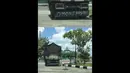 Tulisan di bagian bawah truk ini sangat mewakili sang sopir (Source: 1cak.com)