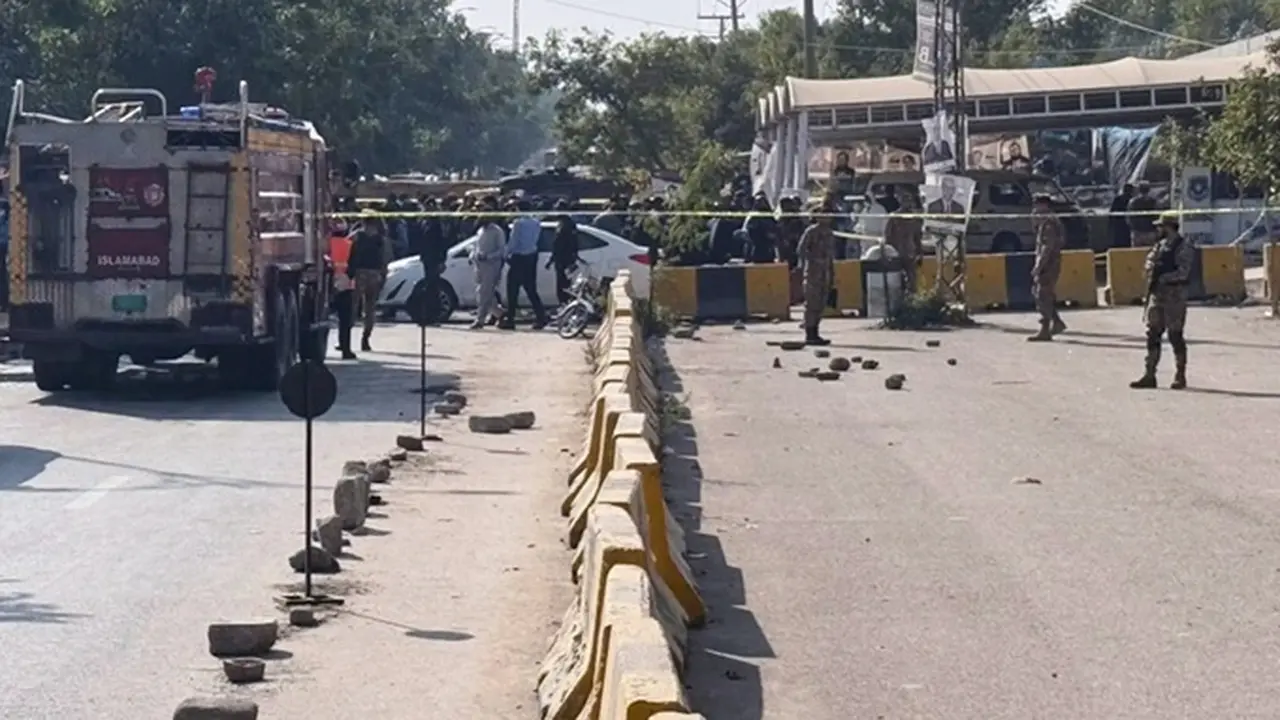 Petugas keamanan Pakistan berjaga di luar pengadilan distrik di Islamabad setelah sebuah bom mobil berkekuatan besar meledak di lokasi itu, Selasa (11/11/2025).