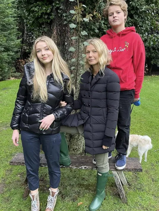 <p>Berpetualang dan berlibur bersama, tampilannya sangat sederhana dengan makeup yang nyaris tidak terlihat dari wajahnya. [Foto: Instagram/ Gwyneth Paltrow]</p>