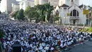 Umat muslim mendengarkan kutbah usai pelaksaanaan salat Idul Fitri 1 Syawal 1440 Hijriah di Jatinegara, Jakarta,Rabu (5/6/2019). Pelaksanaan salat Idul Fitri di lokasi ini diikuti oleh ribuan jemaah. (merdeka.com/Imam Buhori)