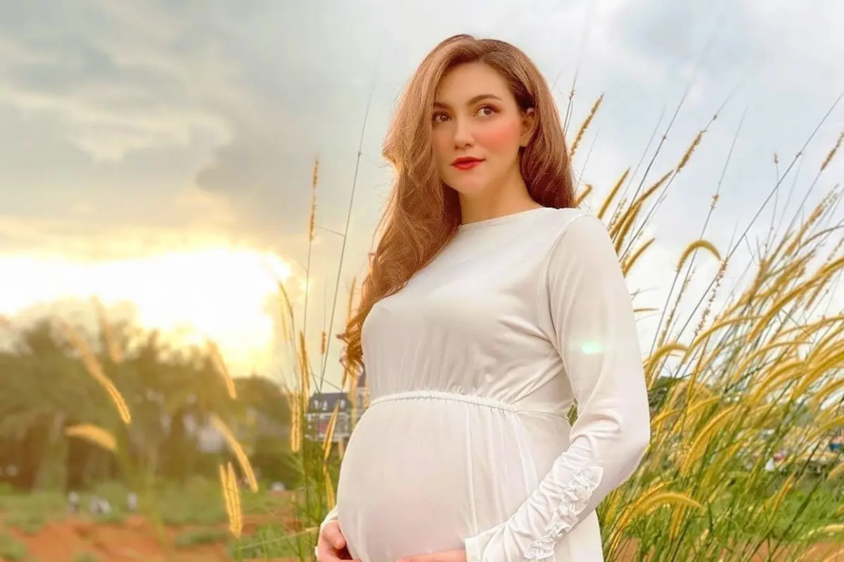 6 Potret Maternity Shoot Alessia Cestaro, Cantik Memesona di Padang Rumput