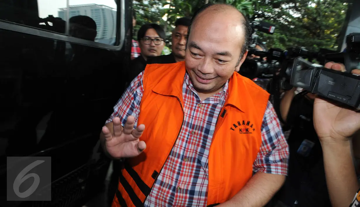 Andri Tristianto Sutrisna keluar dari Gedung KPK, Jakarta, Senin (7/3/2016). Andri tersangkut dugaan korupsi untuk penundaan pengiriman salinan putusan kasasi perkara korupsi di MA. (Liputan6.com/Helmi Afandi)