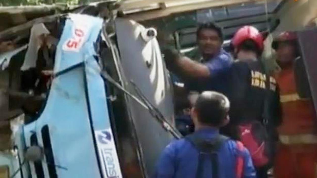 Bus Feeder Transjakarta Terguling hingga Tempat Penitipan Anak