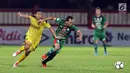 Pemain Bhayangkara FC, Adam Alis (kiri) berebut bola dengan Rachmad Hidayat (PSMS) pada lanjutan Go-Jek Liga 1 Indonesia bersama Bukalapak di Stadion PTIK, Jakarta, Jumat (3/8). Babak pertama Bhayangkara unggul 2-0. (Liputan6.com/Helmi Fithriansyah)