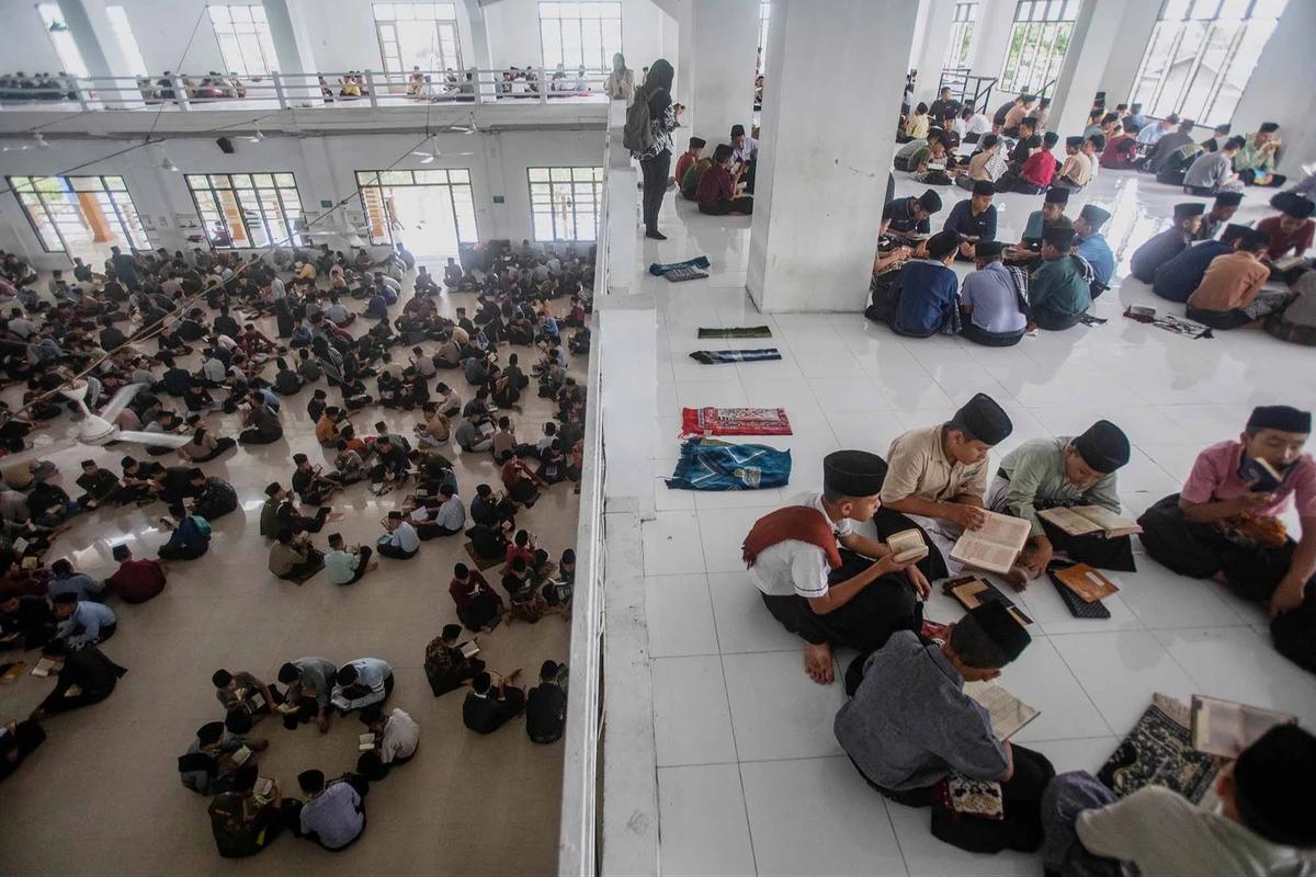 FOTO: Ribuan Santri Gelar Tadarus Lingkaran di Bulan Ramadan