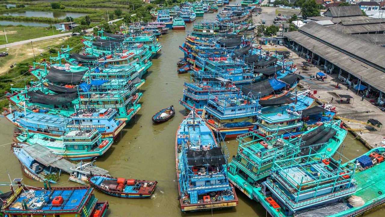 FOTO: Ribuan Kapal Nelayan Pati Berhenti Melaut Akibat Lonjakan Harga Solar
